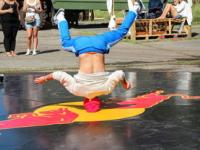 FB体育官网-英国乒乓球队险胜中国乒乓球队，张本智和绝境逆转