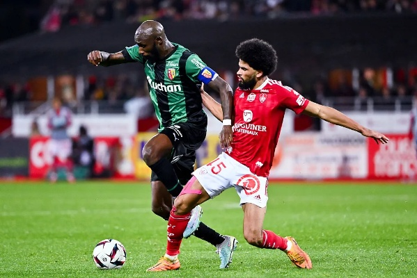 摩纳哥球员们在场上全力以赴