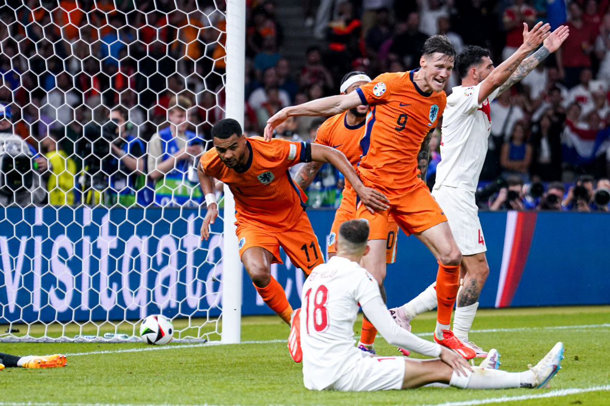 荷兰队备战欧预赛对决俄罗斯，全力备赛的简单介绍